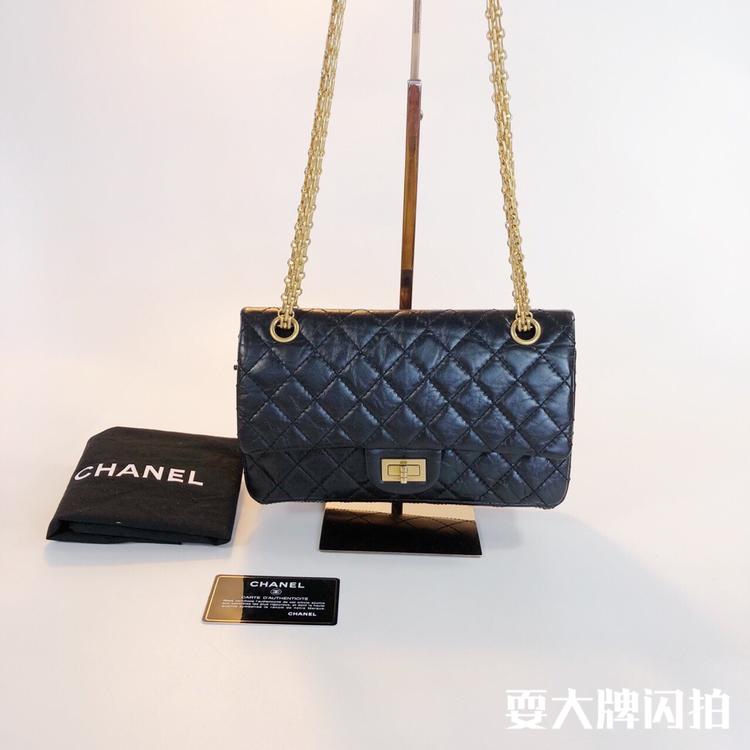 Chanel香奈儿 黑金牛皮2.55小号链条包 Chanel 香奈儿黑金牛皮2.55小号链条包，黑金最百搭且保值，28开黄金尺寸，附件如图，超公价款式一包难求，我们3w+超值！